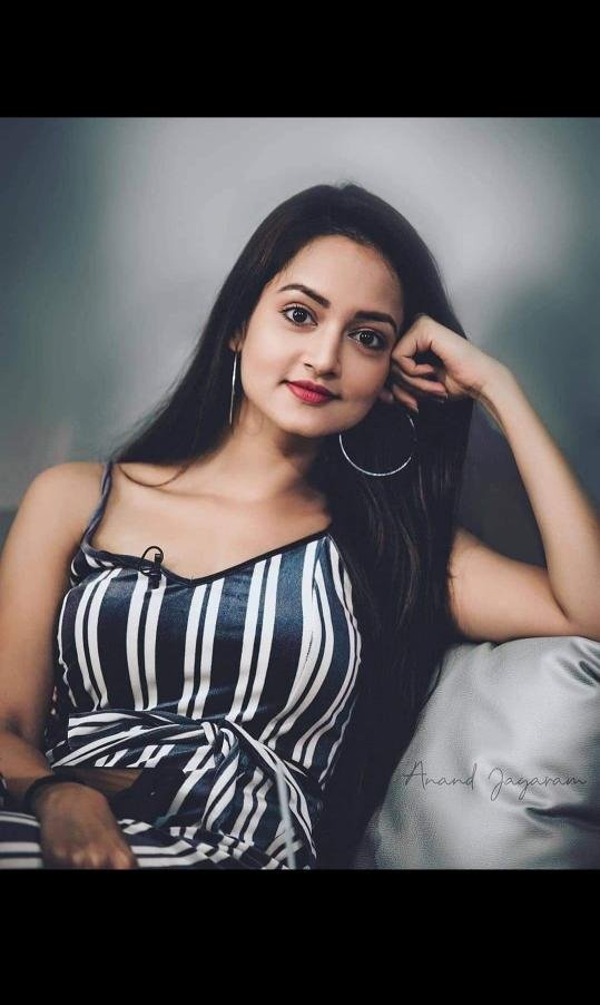 aadhavi hazratganj escort agency